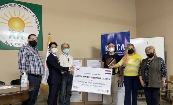 Diario HOY | Exbecarios de Corea entregan donaciones al Centro de Adicciones