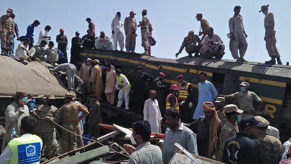 Choque de trenes en Pakistán deja al menos 38 víctimas fatales