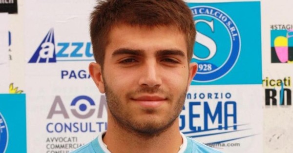 Futbolista italiano muere durante un partido en homenaje a su hermano fallecido - SNT