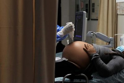 Ingenio de terapistas ante el COVID: Colocan cubiertas como salvavidas a embarazadas con respirador | Ñanduti