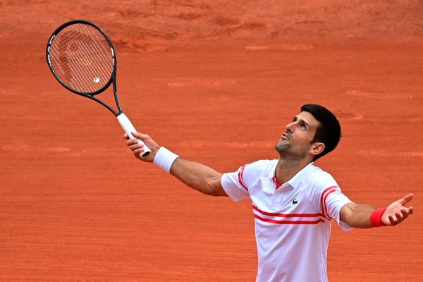 Djokovic se rehace del susto y pasa a cuartos en París tras abandono de Musetti