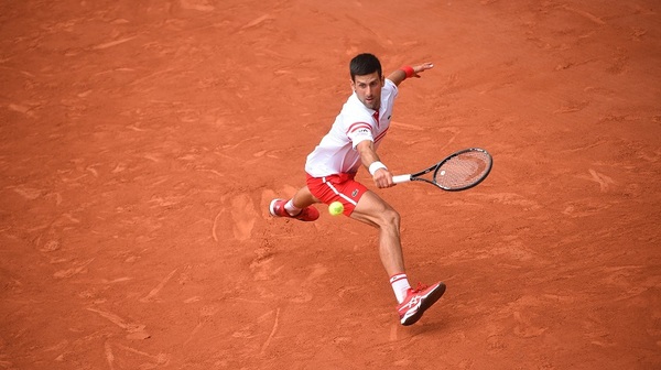 Un Djokovic en aprietos remonta a Musetti y avanza a cuartos de final