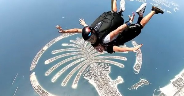 La Nación / La paraguaya más linda saltó en paracaídas en Dubái