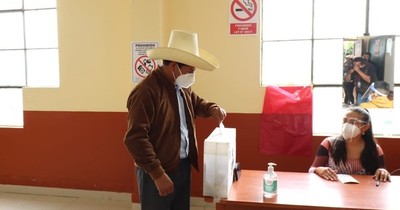 La Nación / Perú: Castillo pasa a liderar el escrutinio