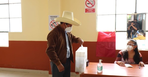La Nación / Perú: Castillo pasa a liderar el escrutinio