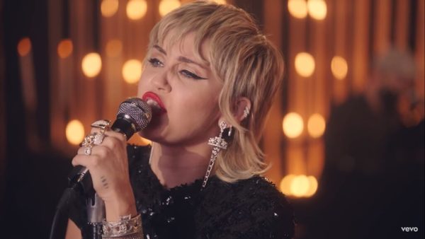 Miley Cyrus: «Amo a Billie Eilish, me encantaría trabajar con ella» | OnLivePy