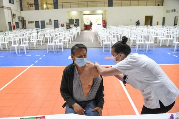 Covid-19: Baja concurrencia en inicio de vacunación de adultos desde 60 años