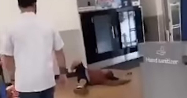La Nación / Video viral: empleado de supermercado noqueó a cliente que le escupió en la cara