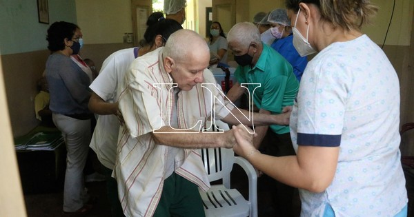 La Nación / Ofrecen servicio de traslado gratuito a vacunatorios para personas mayores de 60 años