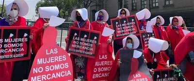 Al estilo The Handmaid’s Tale: Mexicanas protestan en contra de aval de vientres de alquiler