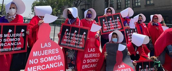 Al estilo The Handmaid’s Tale: Mexicanas protestan en contra de aval de vientres de alquiler