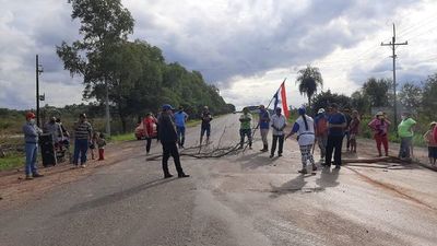 Aguas cloacales inundan un vecindario de San Pedro de Ycuamandyyú y pobladores cerraron ruta como protesta - Nacionales - ABC Color