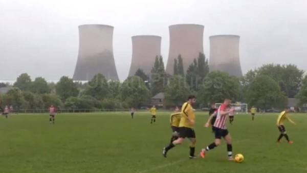 Demolición de antigua central eléctrica interrumpe partido de fútbol en Inglaterra