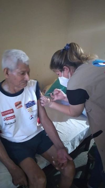 Los adultos mayores que residen en hogares recibieron la segunda dosis de la vacuna - Nacionales - ABC Color