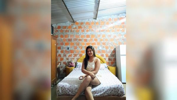 Orgullosa de terminar su casa: "Dormía acá bajo hule y ahora ya tengo un techo propio"