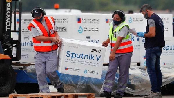 Avión con Sputnik V para Paraguay llega a Argentina