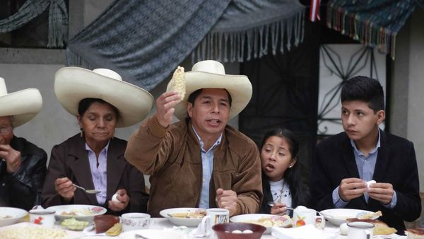Castillo saca pequeña ventaja y se aproxima a la presidencia de Perú