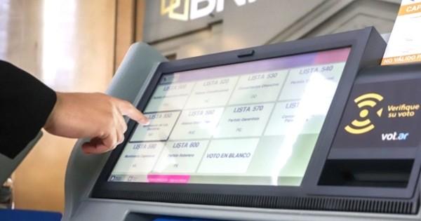 La Nación / Distribuyen 3.000 máquinas de votos para capacitaciones