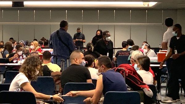 Turismo de vacunas: 2.000 personas por día reciben su dosis en el aeropuerto de Miami | Ñanduti
