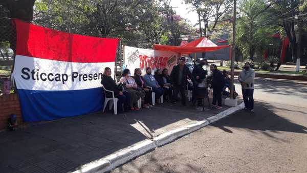 Trabajadores se movilizan por incumplimiento laboral de una empresa contratista de Itaipu - La Clave