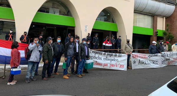 Productores de manifiestan frente al MAG para que intervengan en el caso AGROFITOSAN - Noticiero Paraguay