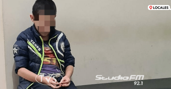 NIÑO FUE ABANDONADO POR SU TÍA EN LA PLAZA DE ARMAS DE ENCARNACIÓN