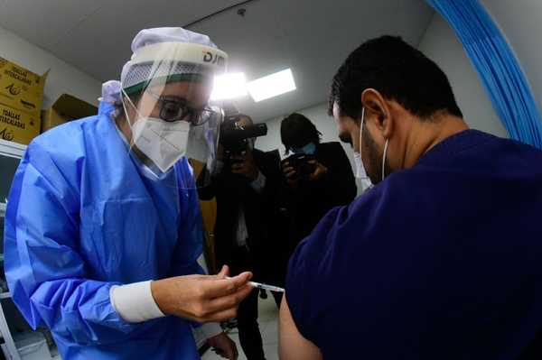 Director de Clínicas lamenta que informaciones en redes sociales atenten contra vacunación - Megacadena — Últimas Noticias de Paraguay