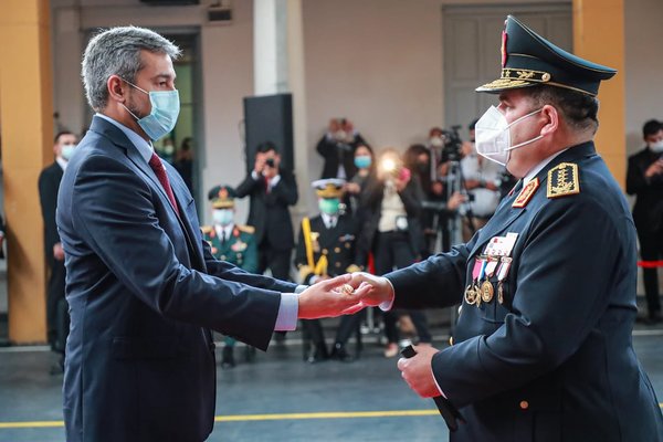 Presidente entregó bastón de mando al comandante y a comisarios generales de la Policía | .::Agencia IP::.