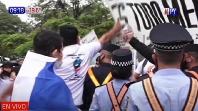 Antivacunas incidentan manifestación de médicos | Noticias Paraguay
