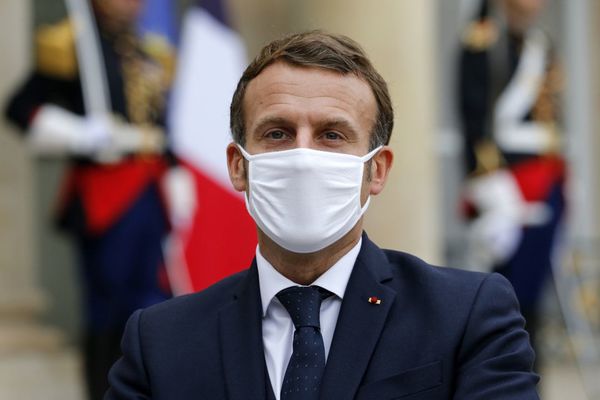 Un hombre abofeteó al presidente de Francia mientras lo saludaba y todo quedó en un video