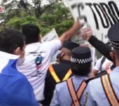 Antivacunas interrumpen manifestación de médicos - Paraguay.com