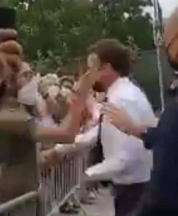 Un hombre abofeteó al presidente francés Macron - El Trueno