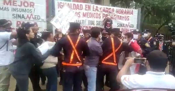 La Nación / Antivacunas protagonizaron incidentes en manifestación de médicos