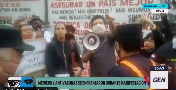 Desubicados agreden a profesionales de blanco que están en primera línea en la guerra contra el Covid - ADN Digital