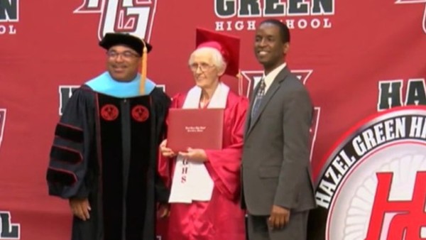 “Más vale tarde que nunca, ¿no?”: Abuelita se gradúa de bachiller a los 94 años