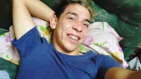 Clavó a su amigo tras un desafío por WhasApp