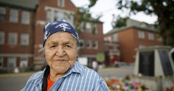 La Nación / “No debe pasar nunca más”, dice sobreviviente de internado de indígenas en Canadá