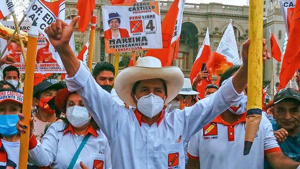 Pedro Castillo se mantiene adelante en las elecciones de Perú, al 94,9 % de votos