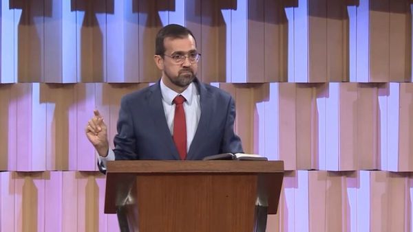 Pastor pidió a las mujeres no "exponer problemas matrimoniales en las redes"