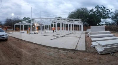 Montan estructura del primer Pabellón de Contingencia del Chaco paraguayo