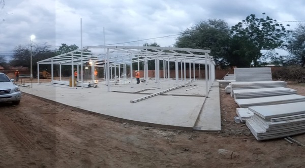 Montan estructura del primer Pabellón de Contingencia del Chaco paraguayo