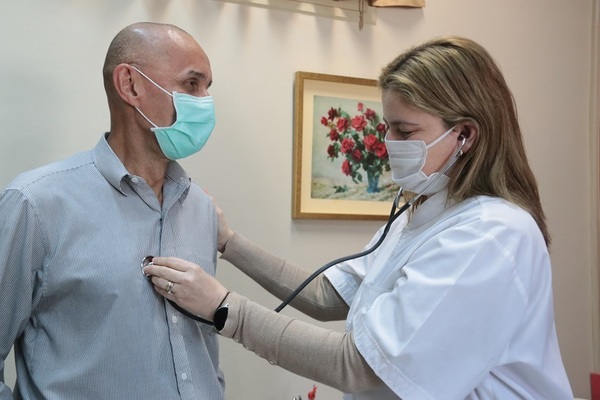 Si es COVID positivo o pendiente de diagnóstico debe ir urgente al médico para tratar a tiempo