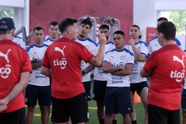 La selección paraguaya parte hacia el Defensores del Chaco - Fútbol - ABC Color