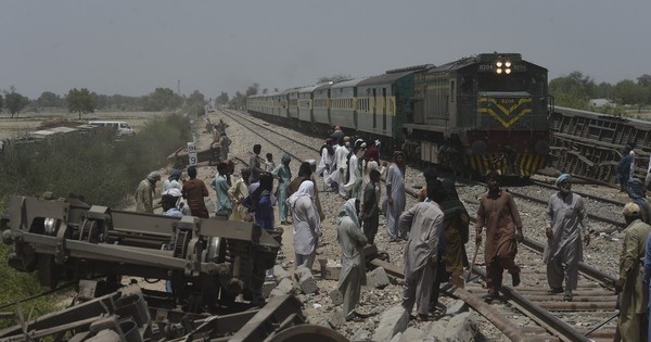 La Nación / Sube a 63 muertos el balance del accidente ferroviario en Pakistán