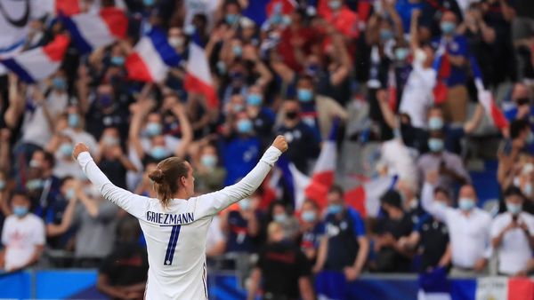 Griezmann adorna la victoria francesa empañada por el susto de Benzema