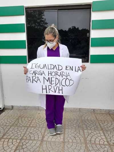 Negacionistas y médicos se enfrentaron durante manifestación frente del Ministerio de Salud