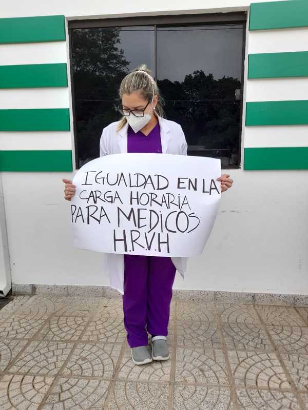 Negacionistas y médicos se enfrentaron durante manifestación frente del Ministerio de Salud
