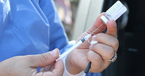 La Nación / Odontólogos ofrecen un vacunatorio