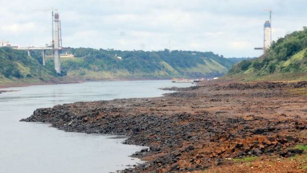 Río Paraná: Bajante de 13 m aguas abajo de la central Itaipú