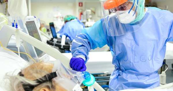 La Nación / Debatirán disminución de carga horaria de médicos